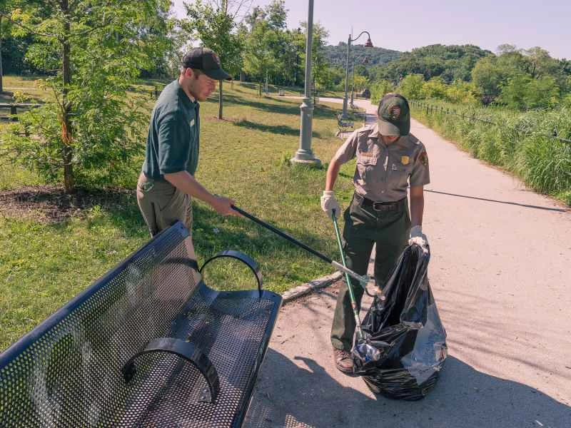 公園管理員正在撿垃圾。