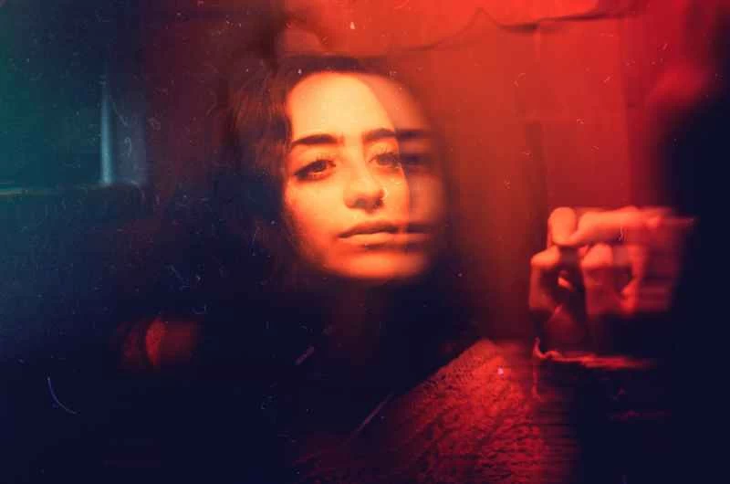 對著鏡子看自己的人