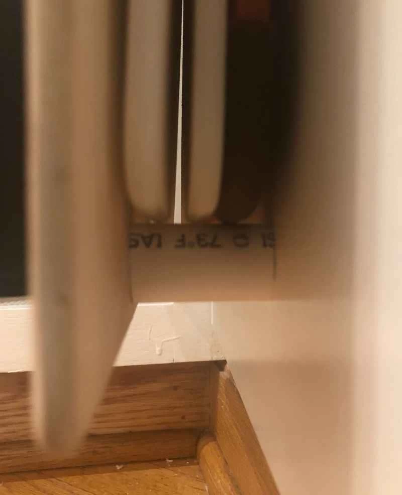 一個砧板收納架，圖中可以看到螺絲上的PVC塑膠管套。