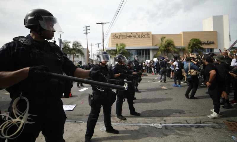 警方在抗議活動中列隊