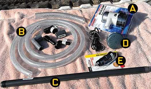 電壓輸出幫浦、軟管、塑膠管、淋浴噴頭放在毛巾上