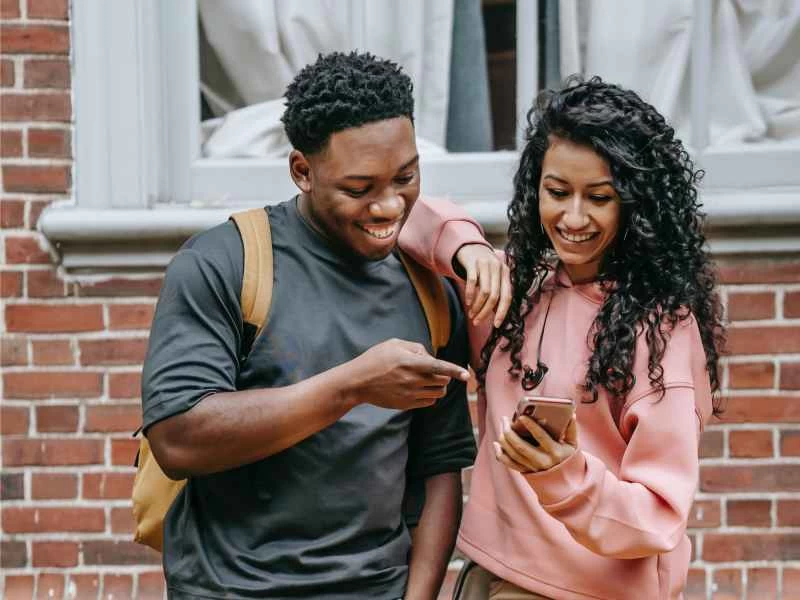 如何安全地與他人分享手機