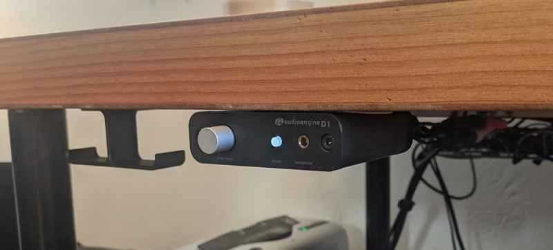 桌子下方安裝了外圍設備