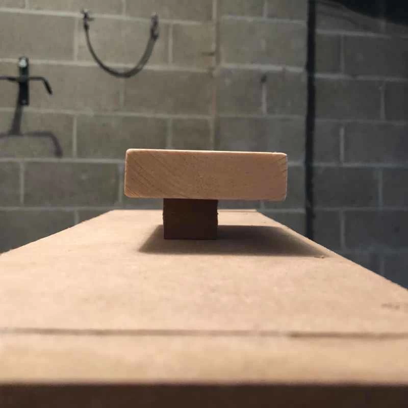 用廢木材做的抽屜把手，裝在用廢木材做的抽屜上