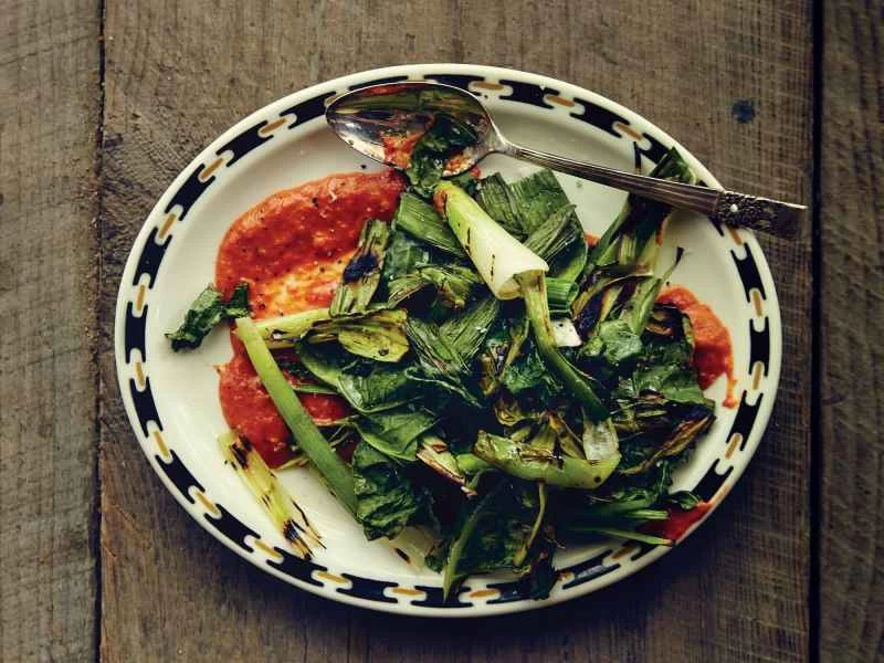 烤青菜和韭菜葉佐辣椒蒜蓉醬