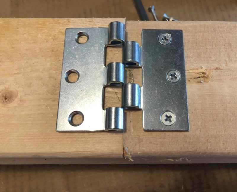 在製作折疊式鋸架時,鉸鏈的兩半需要使用。