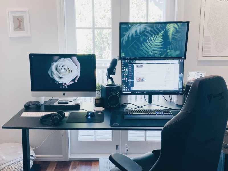 包含一台 macOS 桌面顯示器的多顯示器設定。