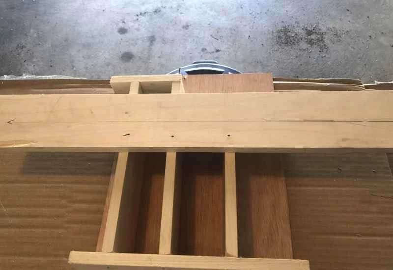 一塊白楊木釘在簡易的鋸切夾具上