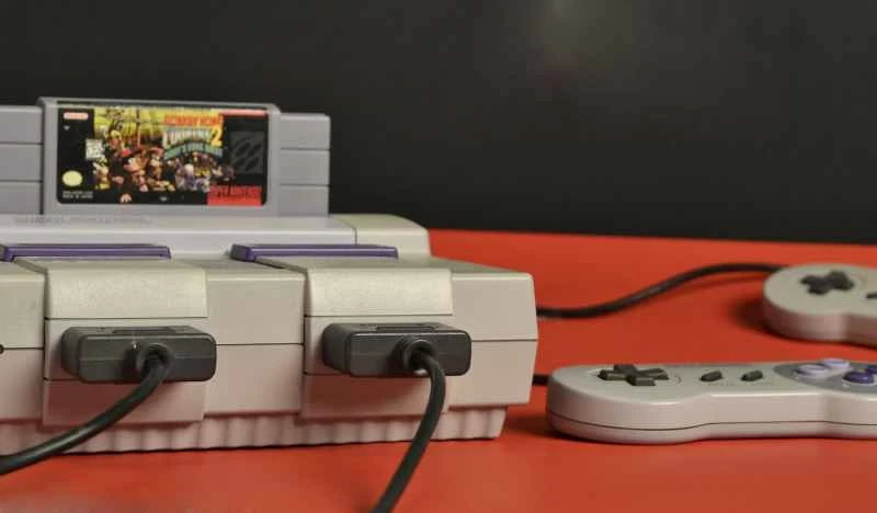 超級任天堂遊戲機,附《大金剛》遊戲卡帶