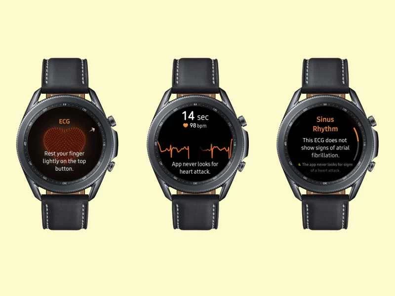 淡黃色背景上的三款三星Galaxy Watch手錶。