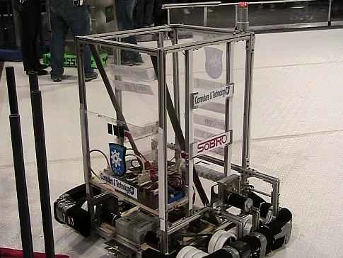 2009 年紐約市舉行的 FIRST 機器人競賽賽場上的一台自製機器人。