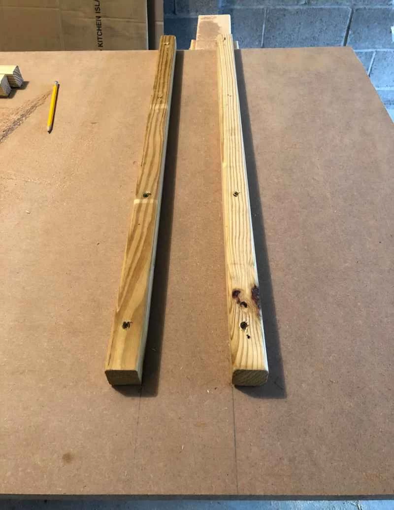 兩根1x1吋的木條用螺絲固定在MDF板上,作為鋸架的支架,以便放入