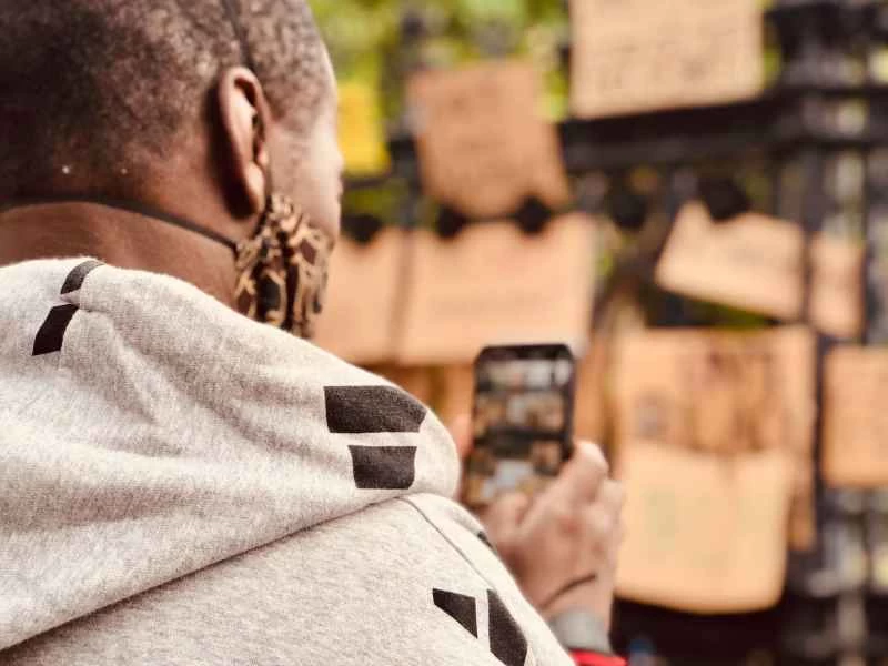 有人在抗議中拍照