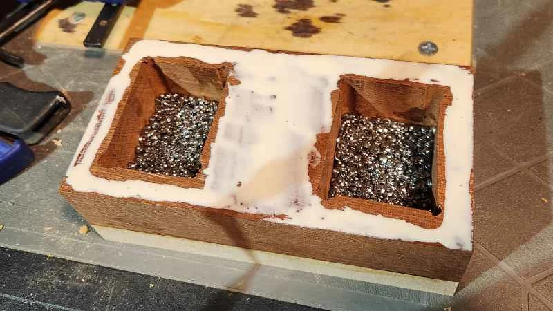 自製無反彈錘的內部空腔填充有鋼珠