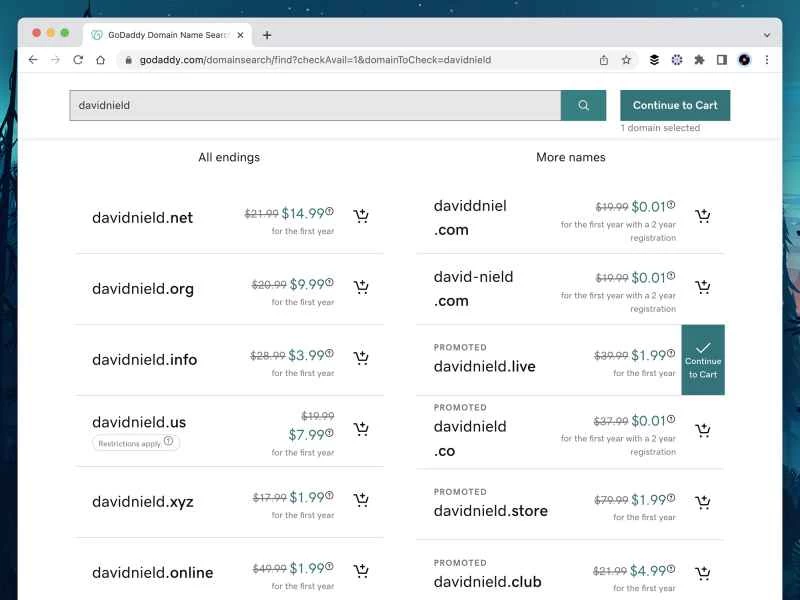 在 GoDaddy 上尋找如何購買網域時,可以看到各種選項和價格。