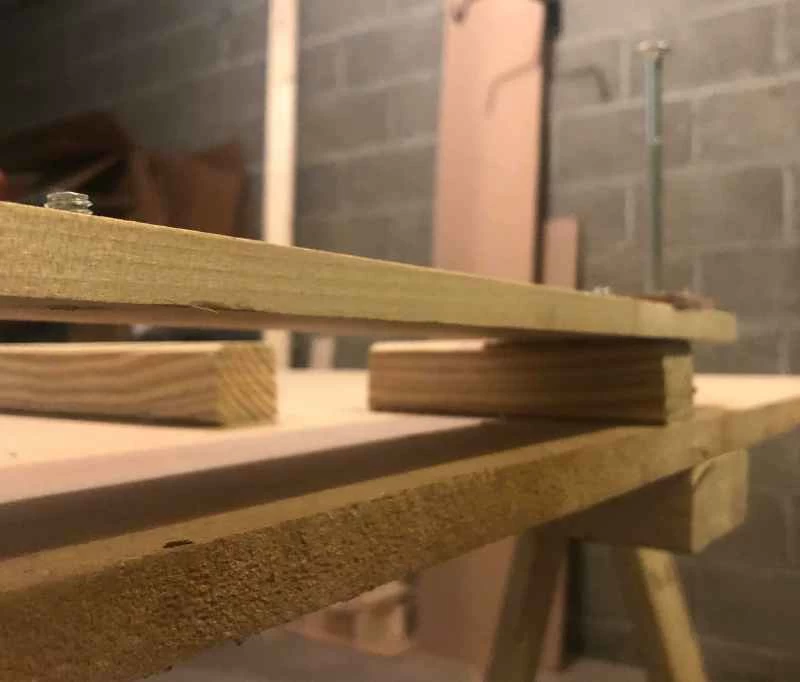 一個帶有緊固螺母的切割鋸/曲線鋸平台